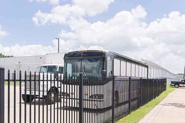 Texas buses illegal immigrants to Denver amid border surge
