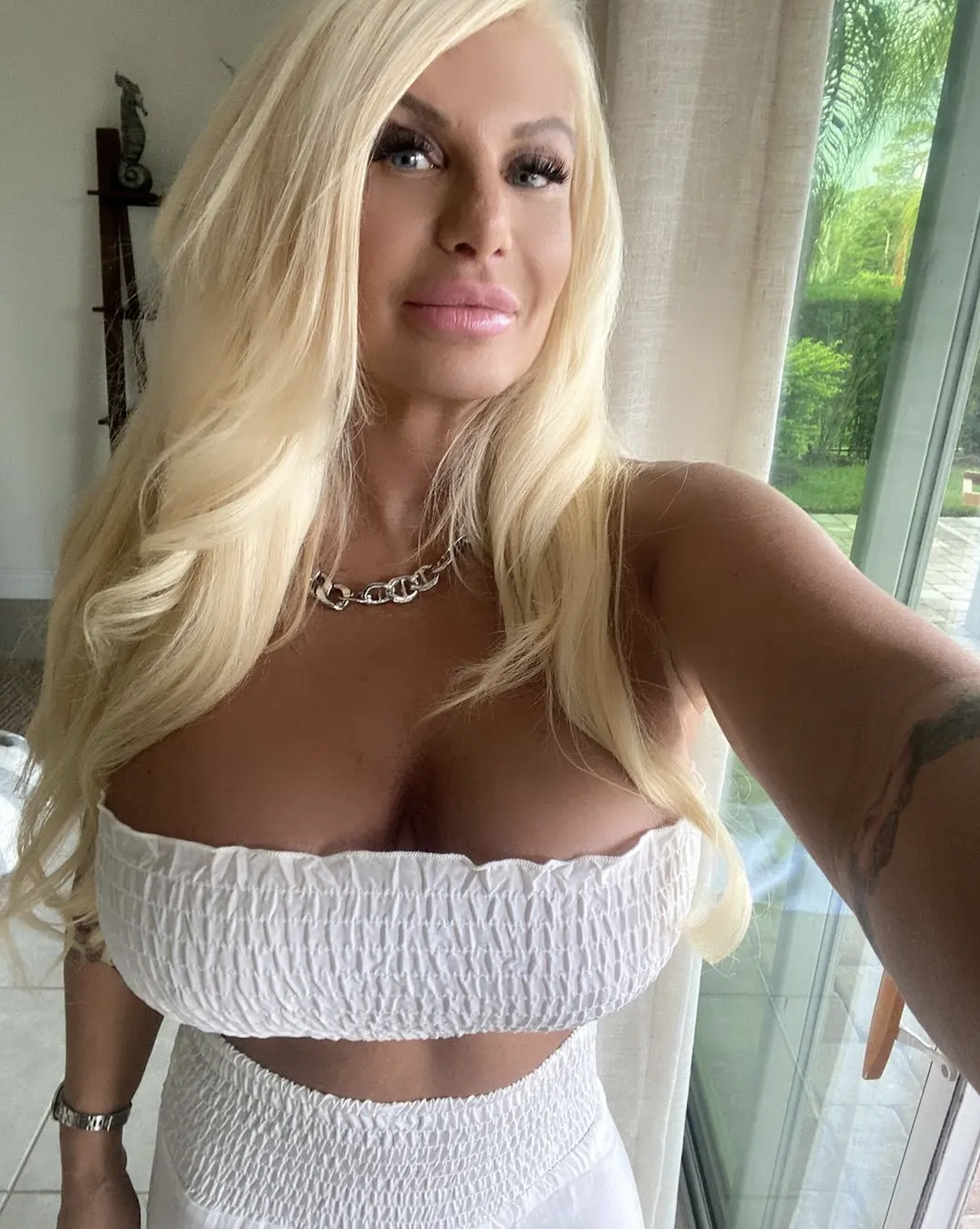 Notorious ‘Manhattan Madam’ who ran prostitution ring and did PR for Roger Stone and General Flynn now says she’s working for RFK Jr