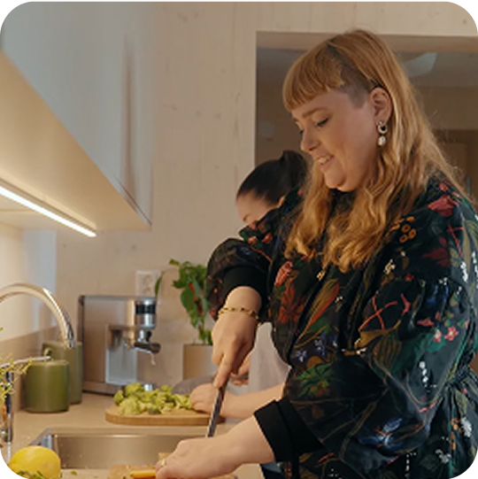 Zbliżenie na dwie kobiety przygotowujące posiłek 