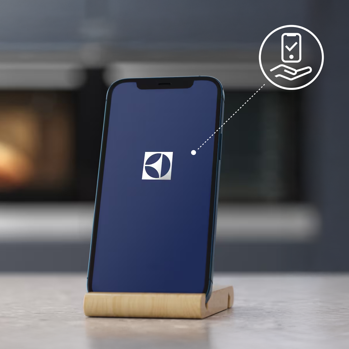 Zdjęcie telefonu na stole z włączoną aplikacją Electrolux