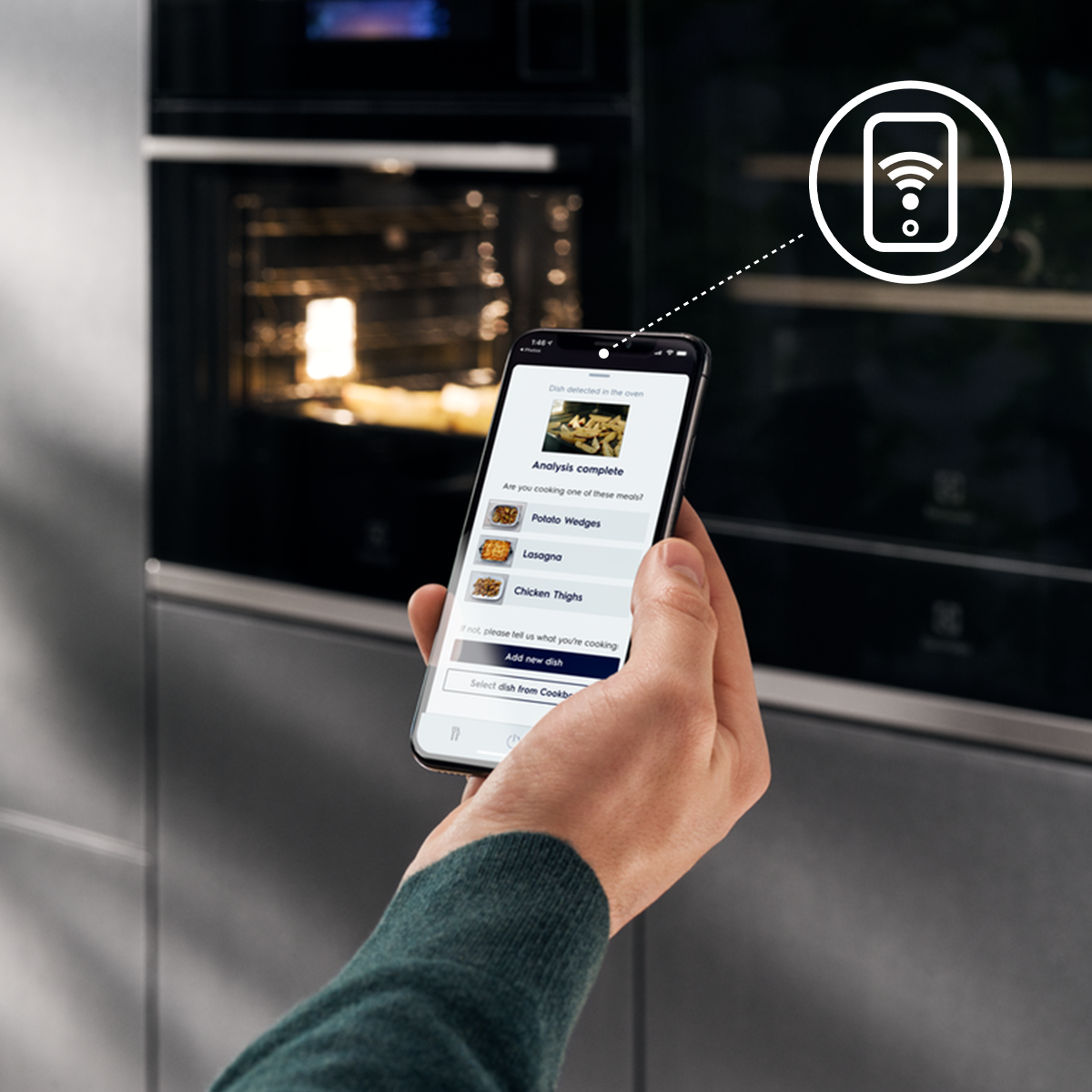 Telefon z otwartą aplikacją Electrolux sterujący piekarnikiem