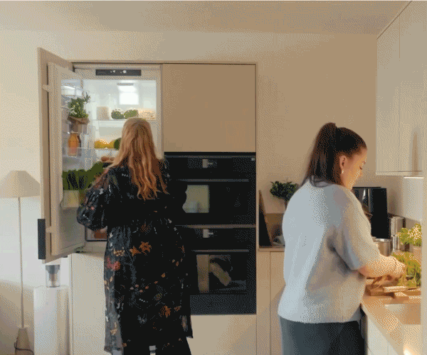 Dwie kobiety przygotowujące posiłek 