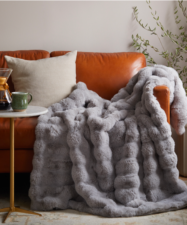 THROWS & BLANKETS