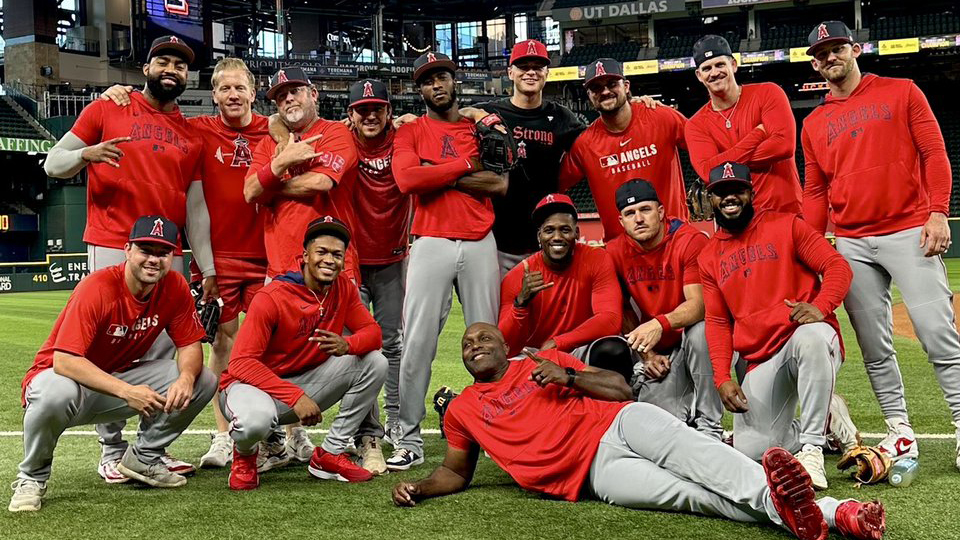 The Angels taking a team picture in Arlington