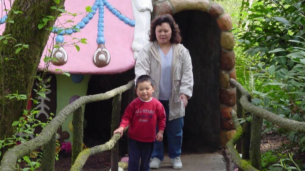 Steven Kwan and his mom, Jane