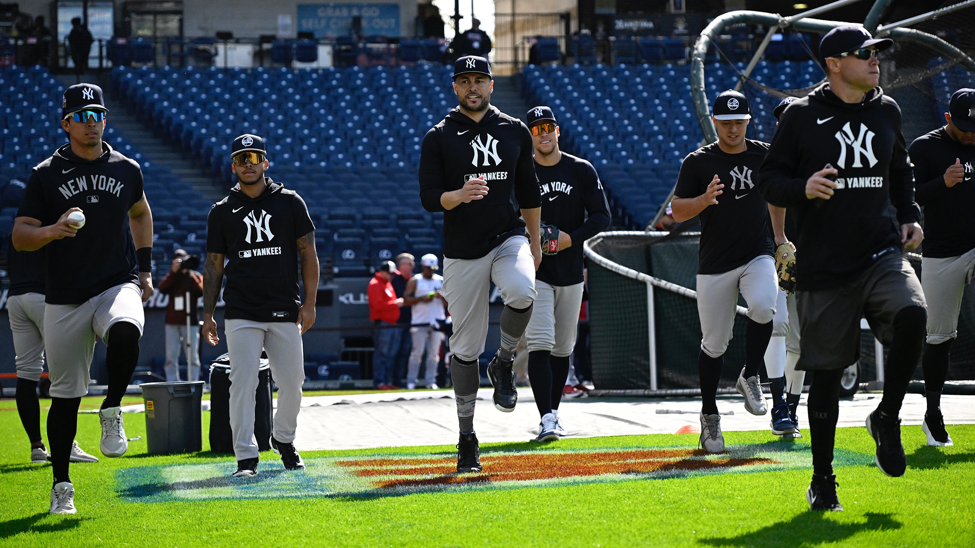 Giancarlo Stanton (center) works out with the Yankees pregame in Cleveland