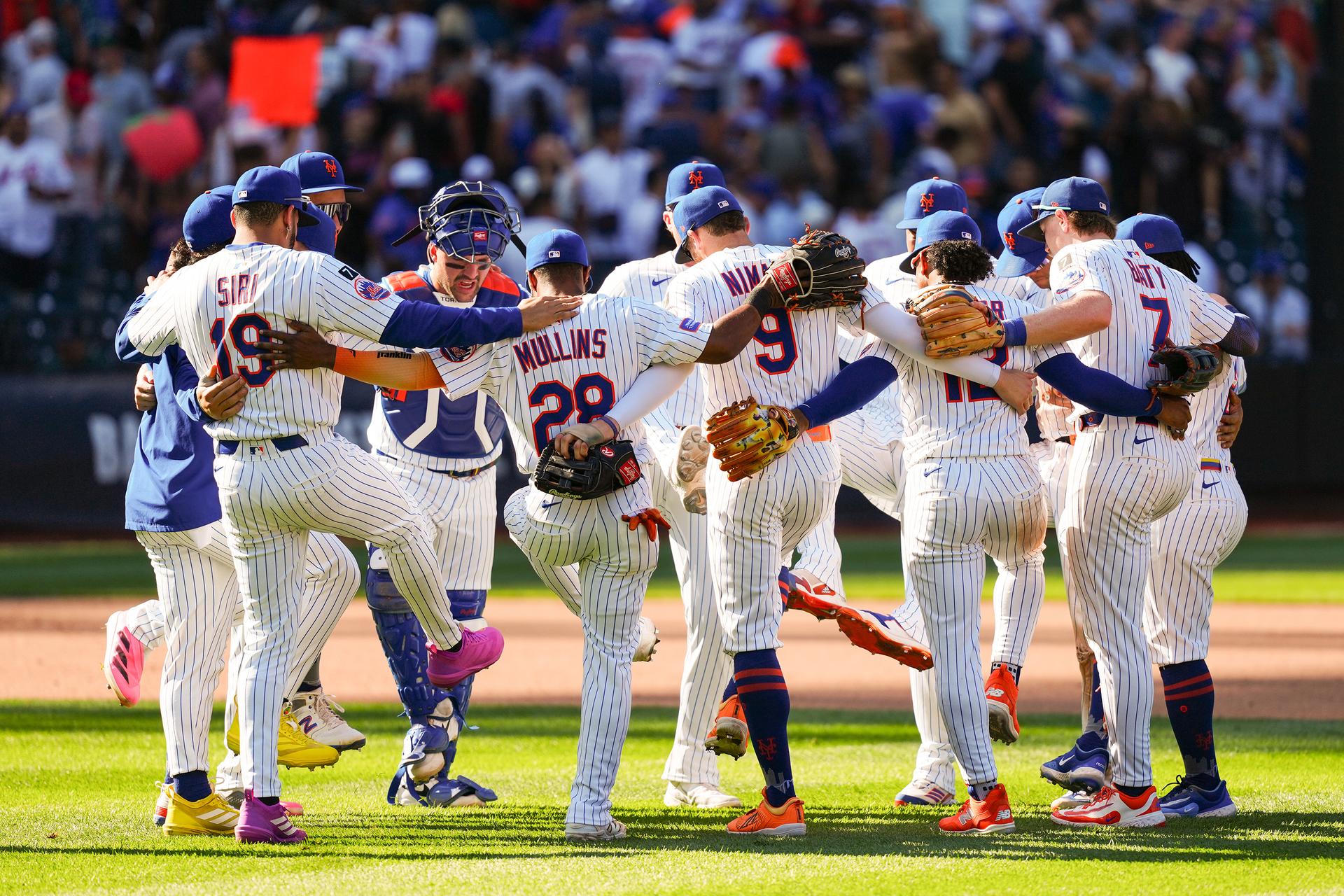 Mets celebrating a win