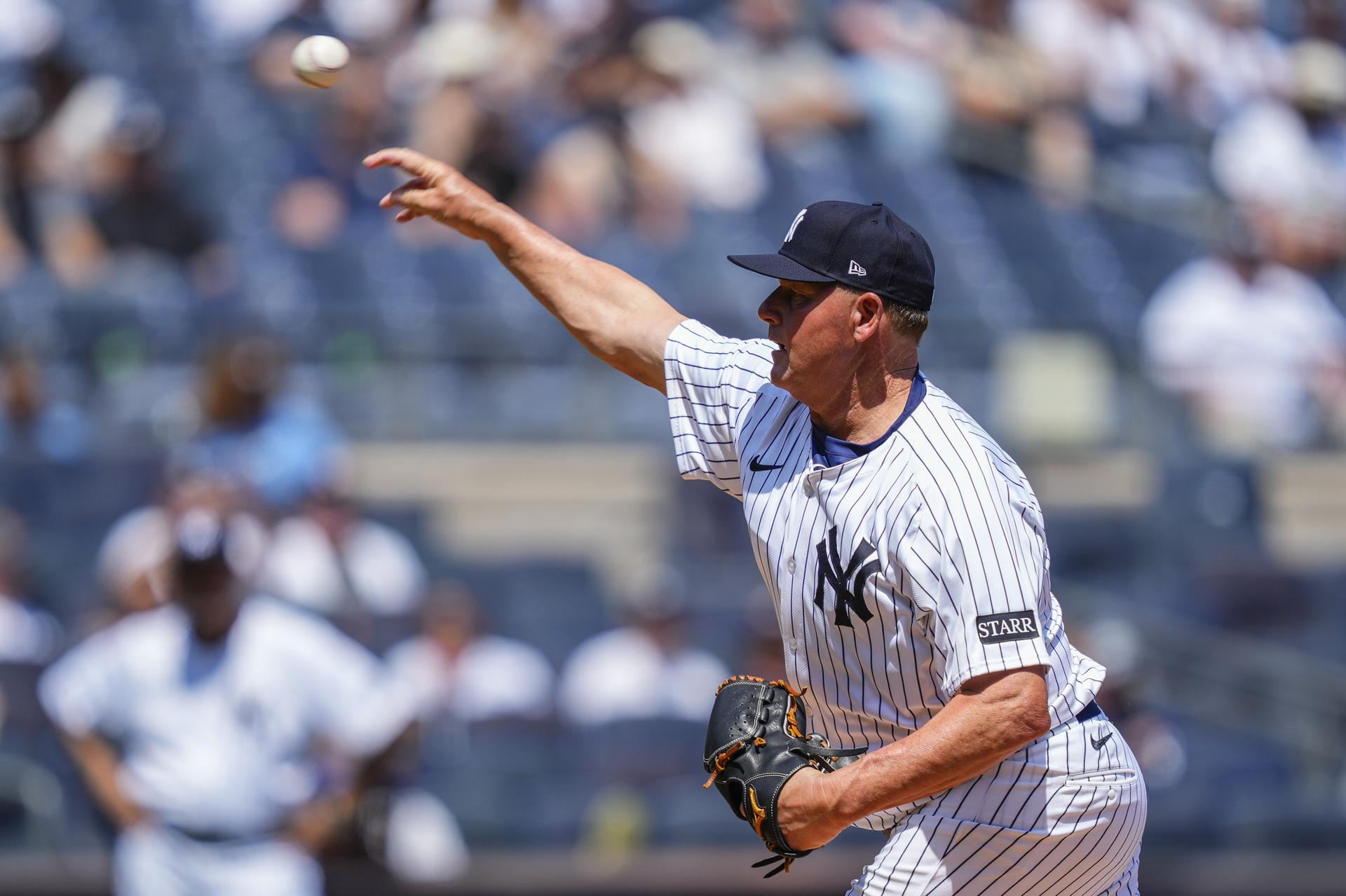 Roger Clemens pitches during Old-Timers' Day 