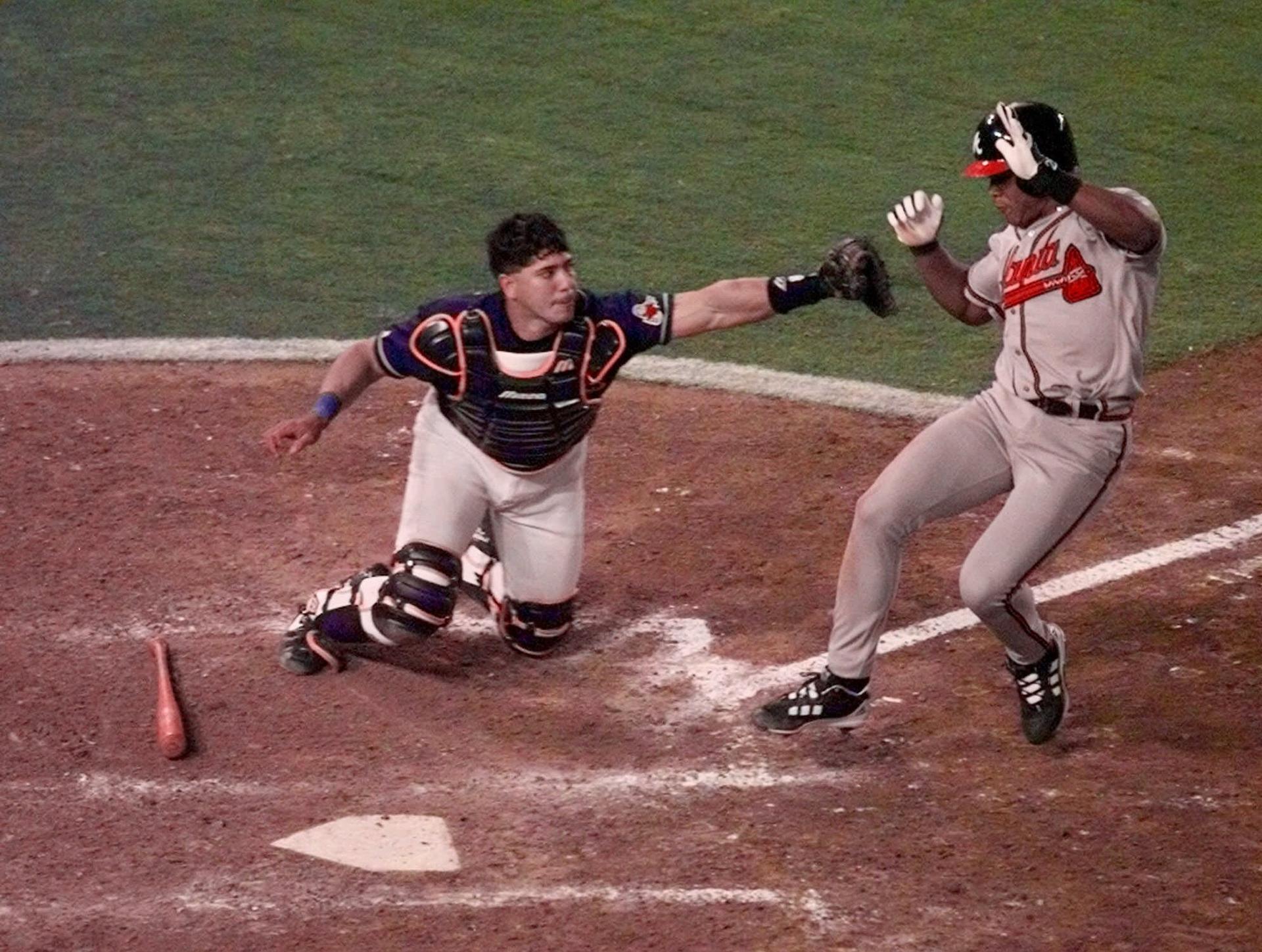 Carlos Hernández tags out Andruw Jones in 1998