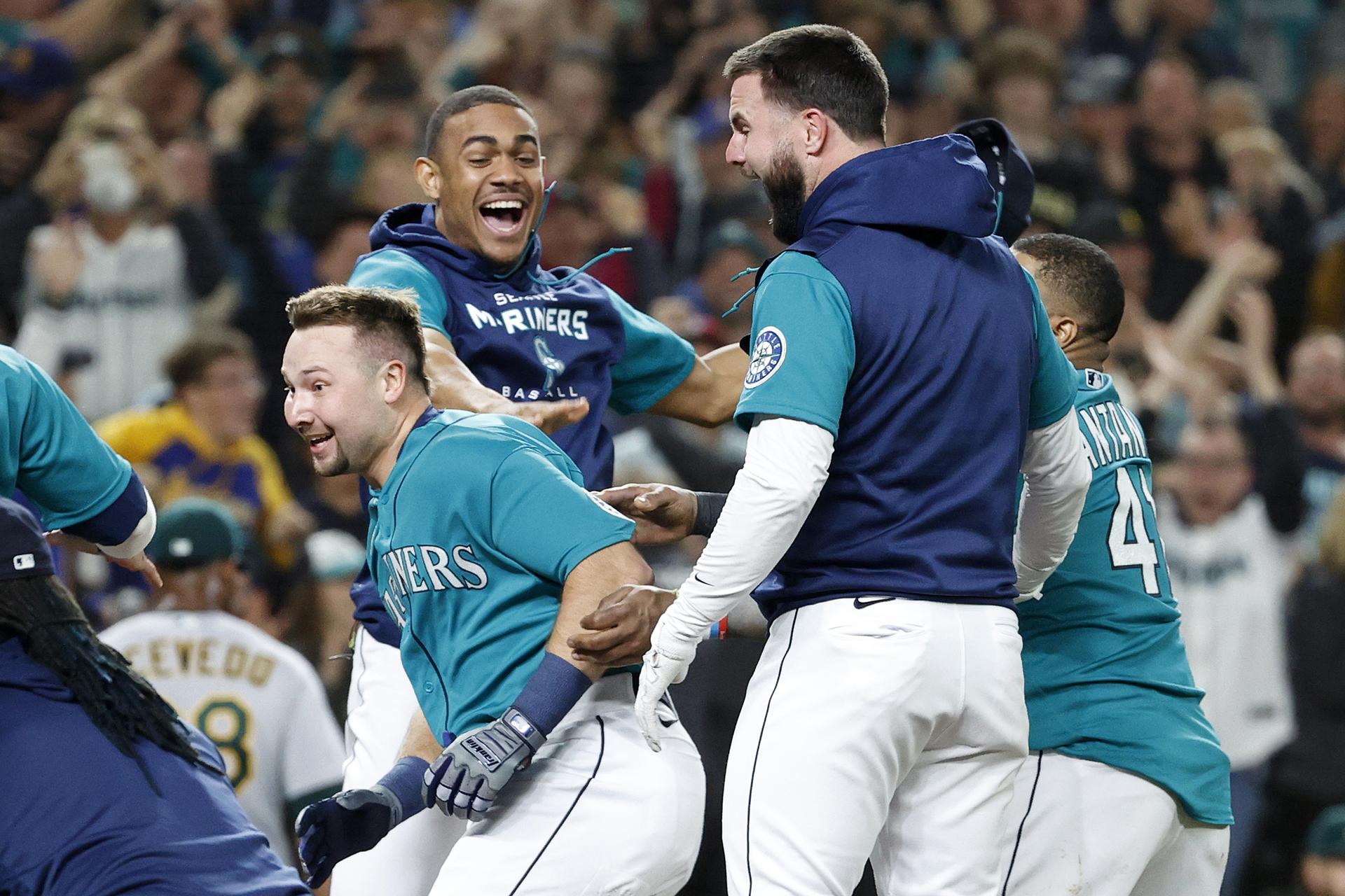 Cal Raleigh walk-off