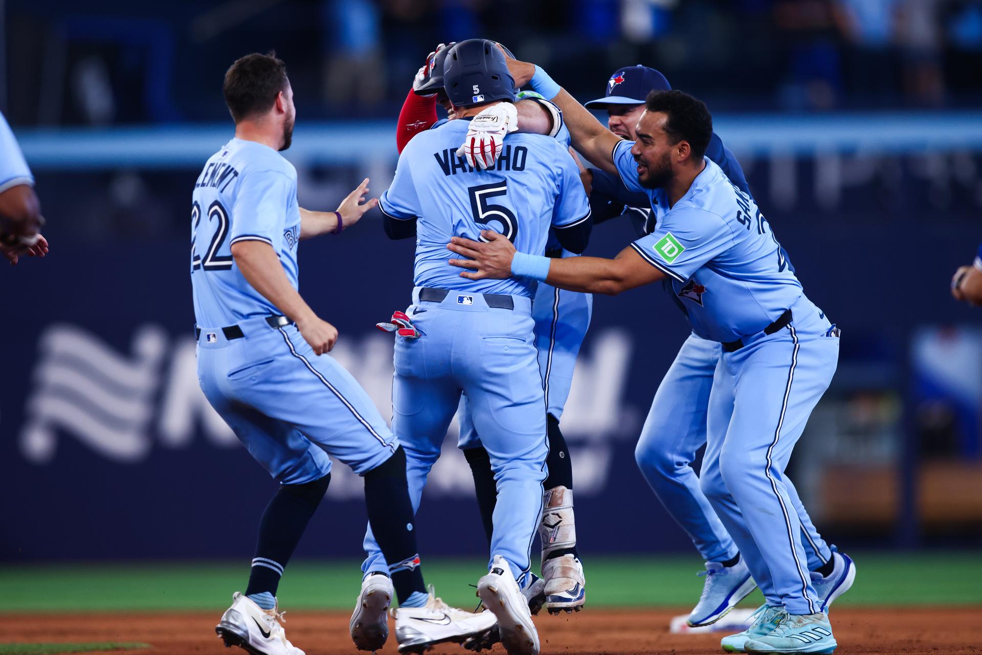 Blue Jays celebrate 7-run rally vs. Red Sox