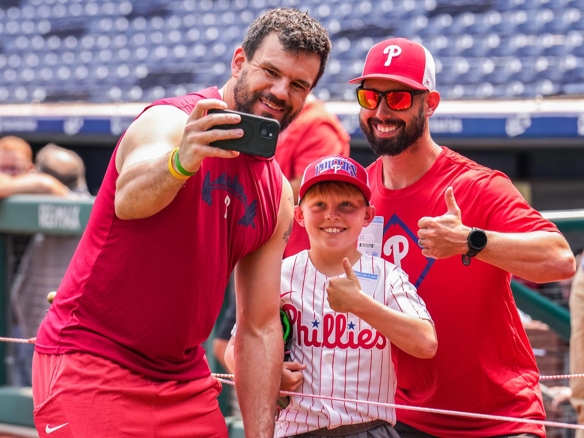 Kyle Schwarber with fans