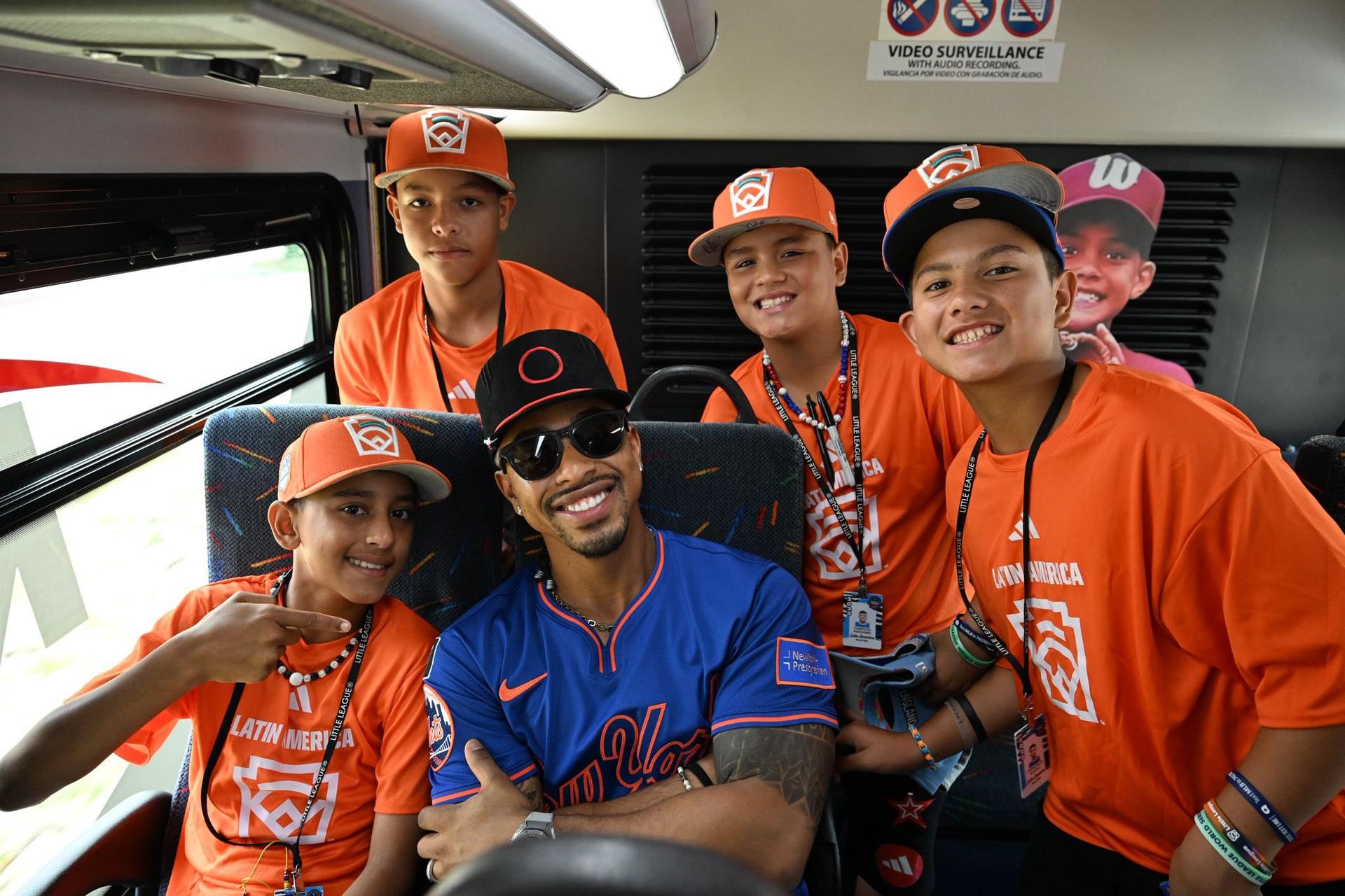 Francisco Lindor and Little Leaguers