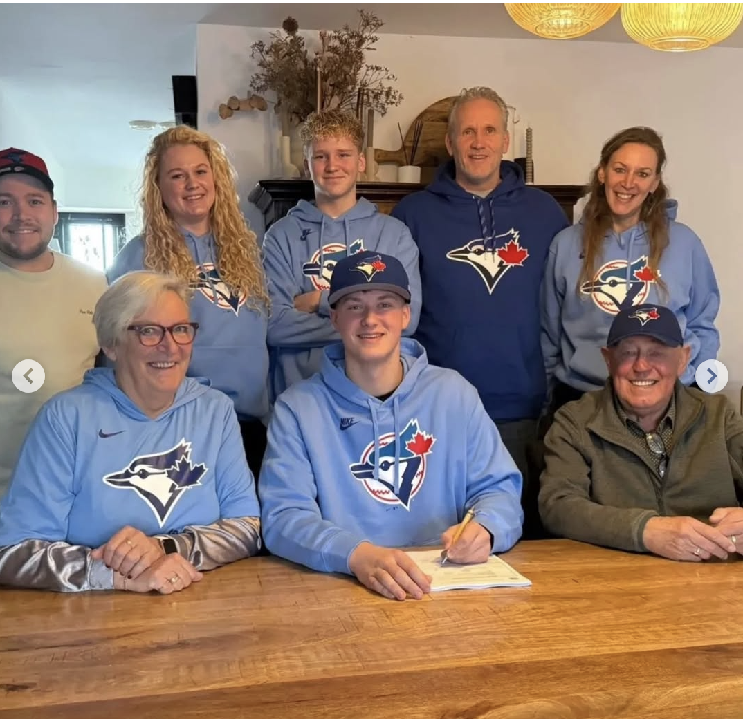 Celwin Hurkmans signs with the Blue Jays. Screengrab via @honkbalhoofdklasse on IG