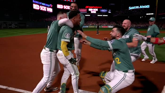 Ceddanne Rafaela hits a walk-off triple to clinch a playoff spot for the Red Sox. 