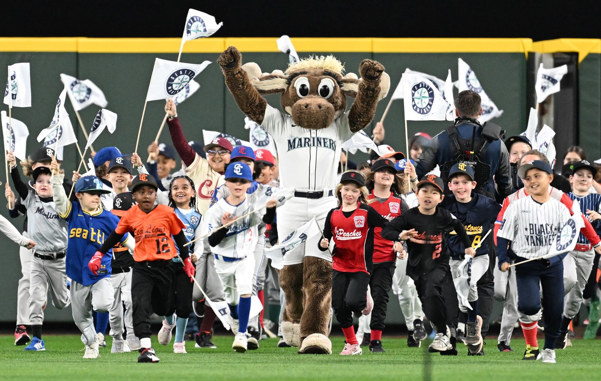 The Mariner Moose with young fans