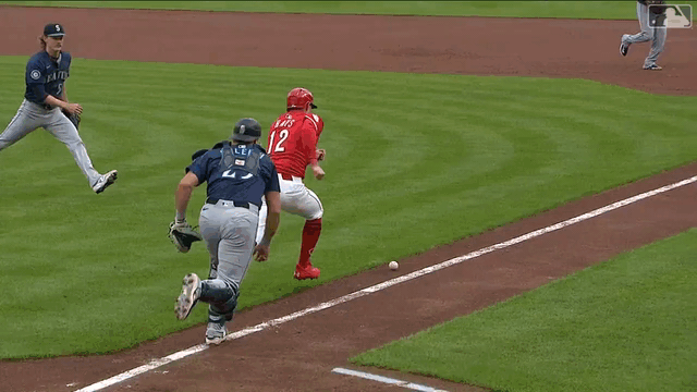 An animated gif of Mariners catcher Cal Raleigh making a shovel throw to first base