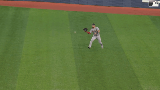 GIF of Wilyer Abreu throwing out Alejandro Kirk at first base