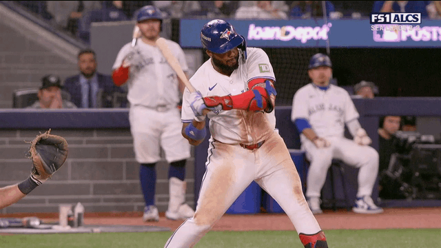 Animated GIF of Vladimir Guerrero Jr.'s bat breaking