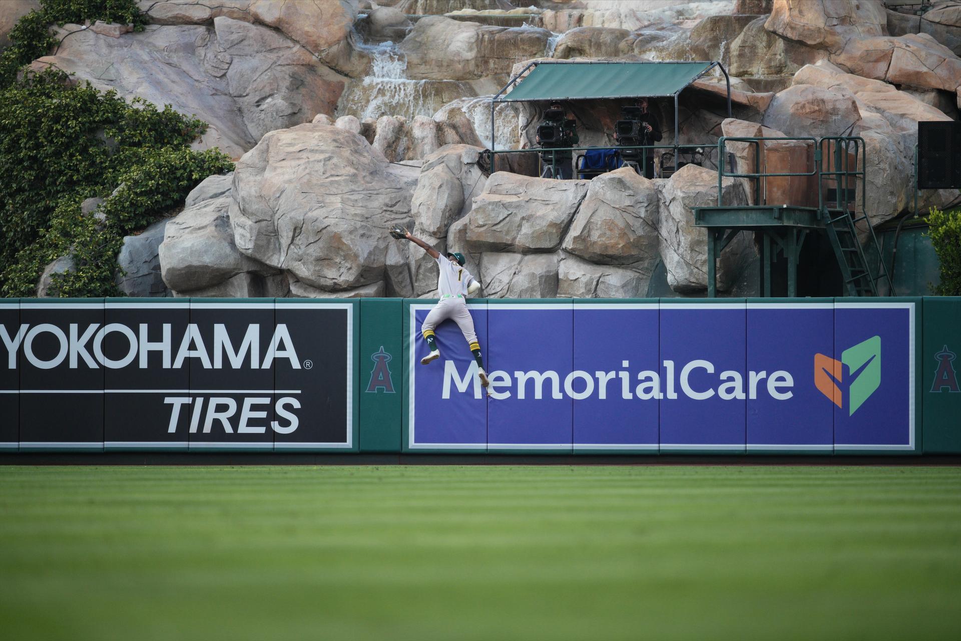 Denzel Clarke robs Nolan Schanuel of a homer