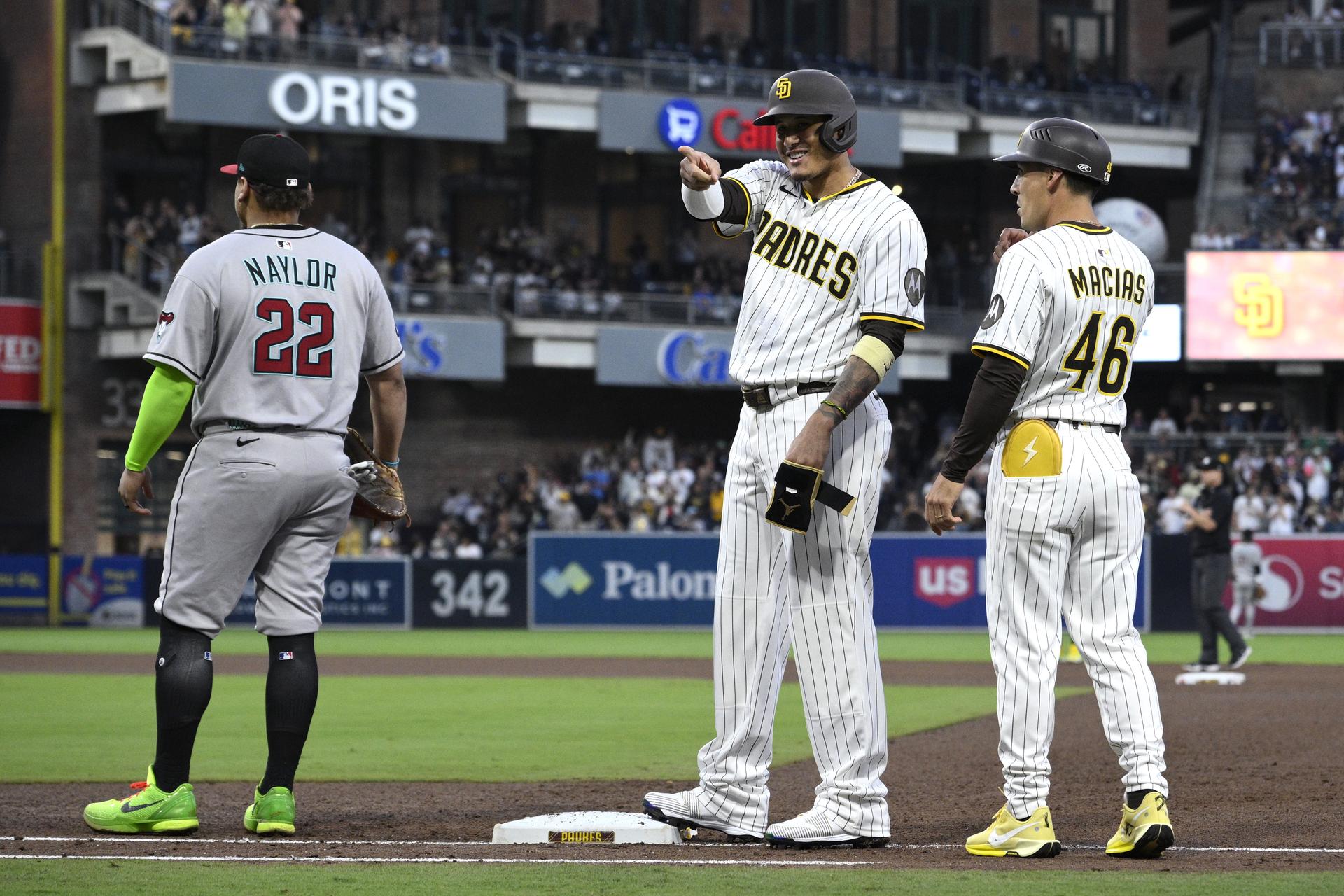 Manny Machado collects his 2,000th career hit