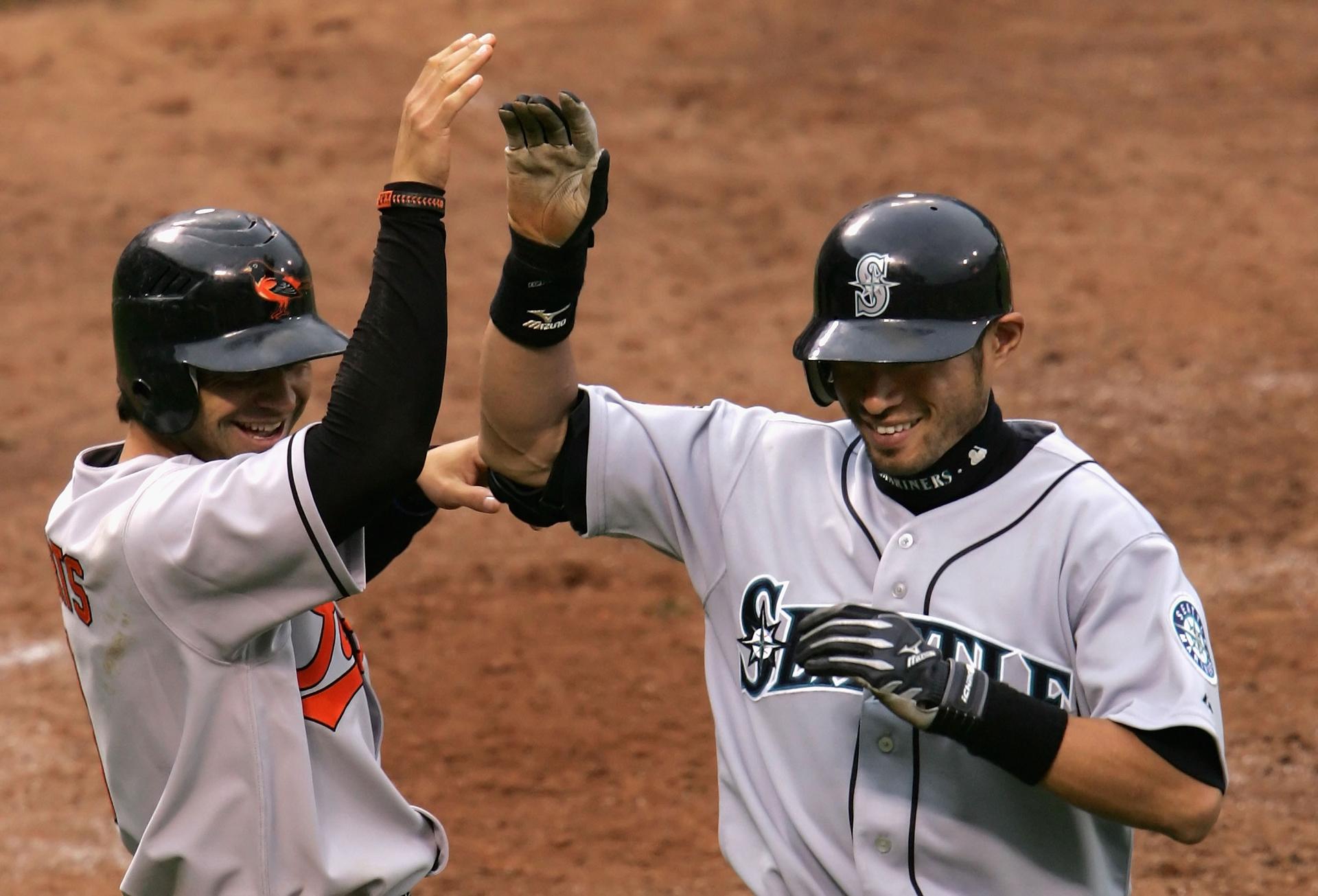 Brian Roberts high-fives Ichiro Suzuki after Ichiro's inside-the-parker