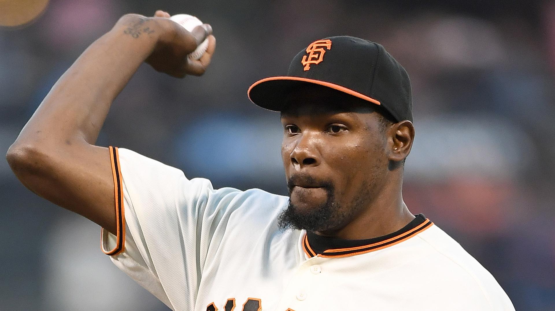 Kevin Durant throwing out the first pitch