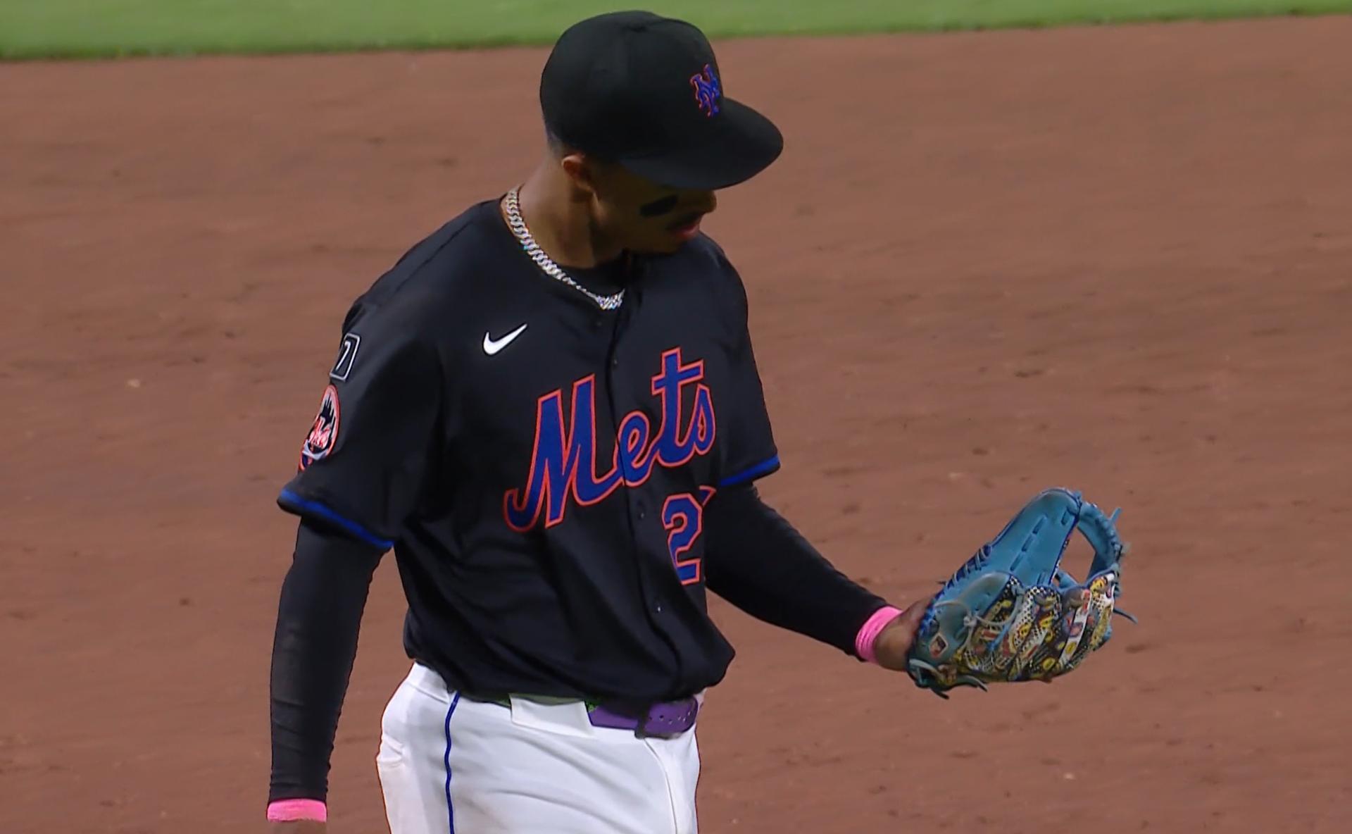 Mark Vientos looking at the glove that betrayed him