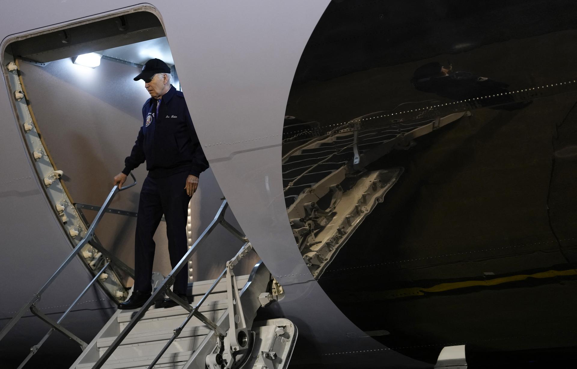 Image of Joe Biden deplaning from Air Force One