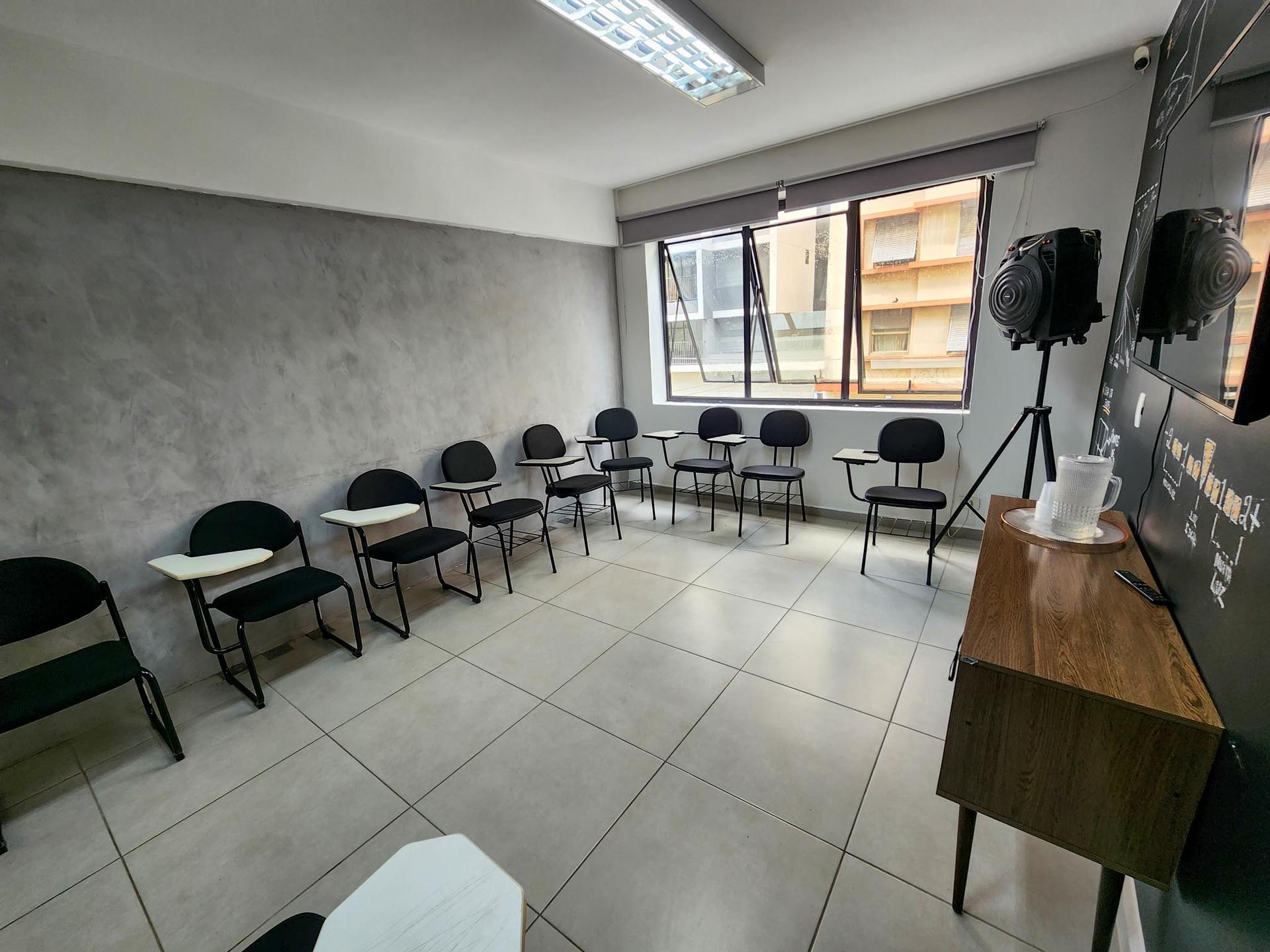 Alunos e professor na Pixel Escola de Fotografia em Salvador