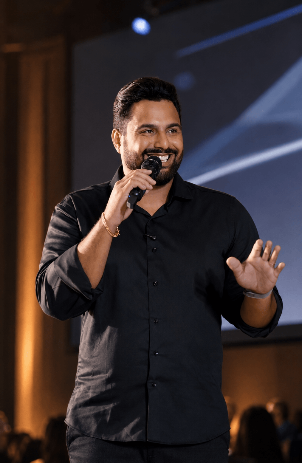 David Carvalho em um palco de palestra