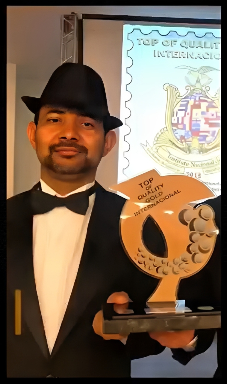 Ozilmar recebendo o troféu Top of Quality Gold Internacional