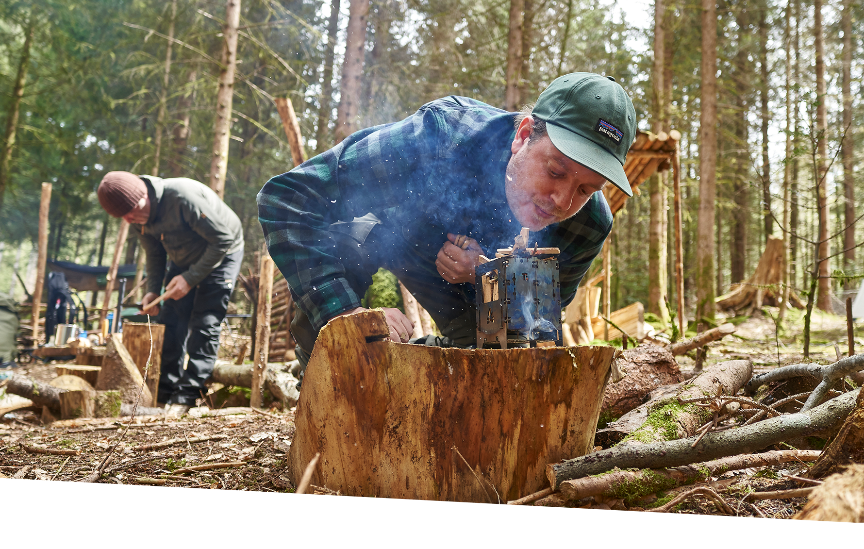 Beim Bushcraften Feuer im Wald machen 