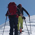 Zwei Skitourengeher beim Aufstieg im Schnee