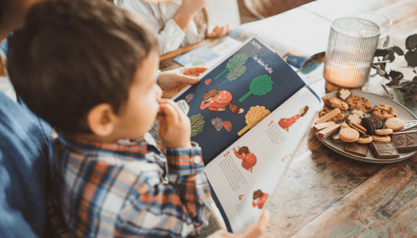 Mutter liest gemeinsam mit Sohn in Zeitschrift