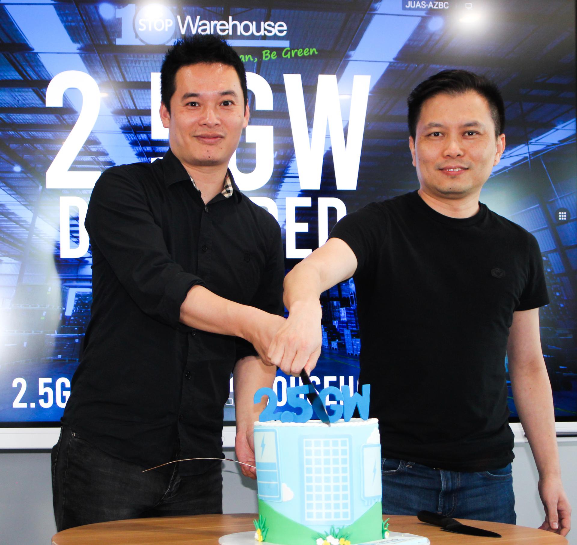 PICTURED: Anson Zhang, CEO and Jeff Yu , COO of One Stop Warhouse cutting the celebratory 2.5GW cake