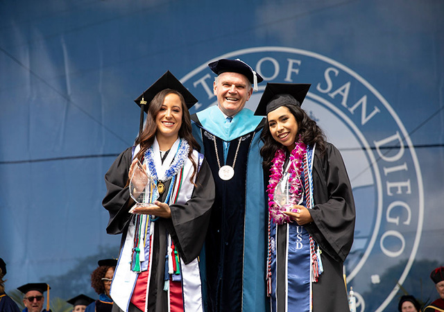 Image of Rachel Shellstrom ’22 (BA) and Vivian Mateos Zúñiga ’22 (BA) with President Harris