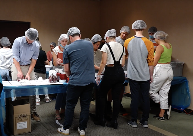 Alumni pack meals for refugees