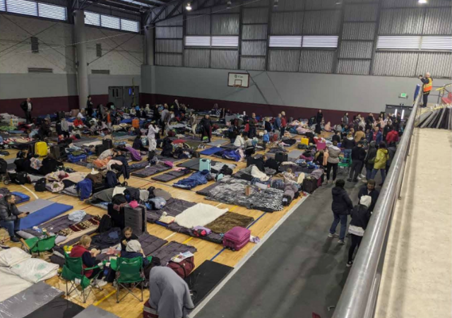 Image of Ukrainian refugees waiting at the U.S.-Mexico border