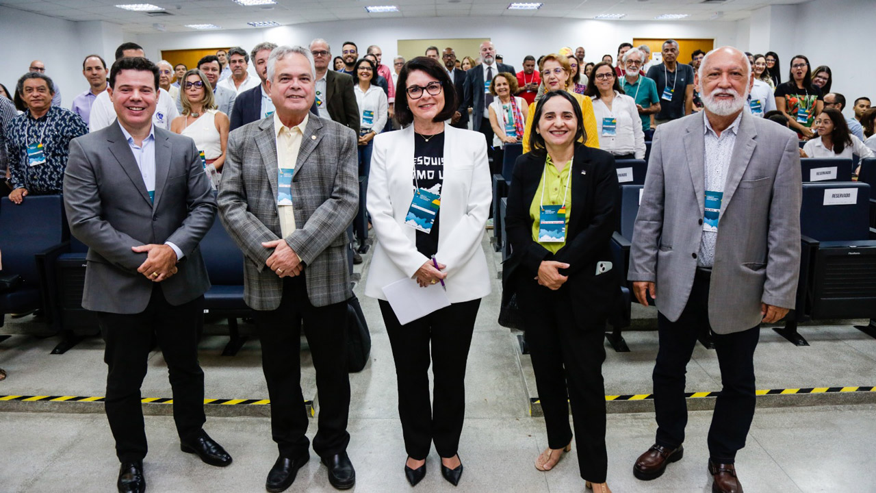 Gestores, docentes, pesquisadores e membros da comunidade científica durante a solenidade de abertura da Conferência Estadual de Ciência, Tecnologia e Inovação de Pernambuco.