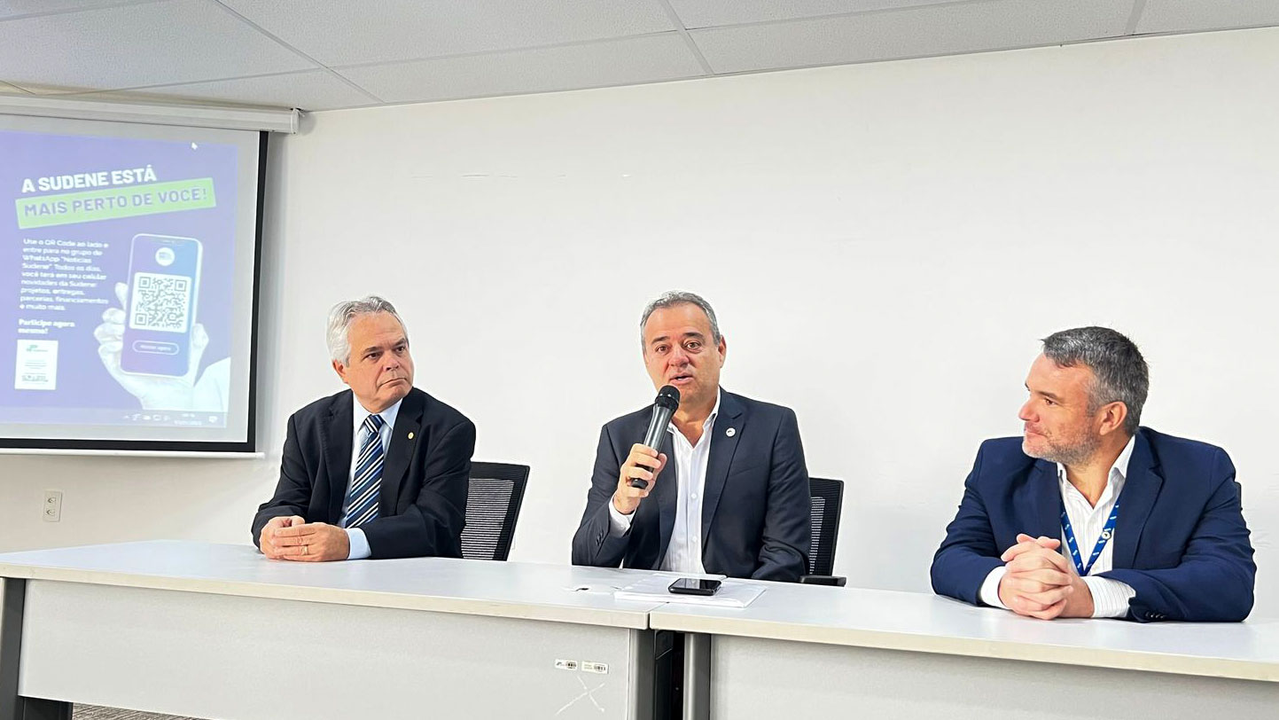 O vice-reitor da UPE, Prof. José Roberto, o presidente da SUDENE, Danilo Cabral, e o coordenador geral de Sistemas Produtivos Inovadores do Ministério da Integração e do Desenvolvimento Regional, Tiago Araújo, durante o evento.