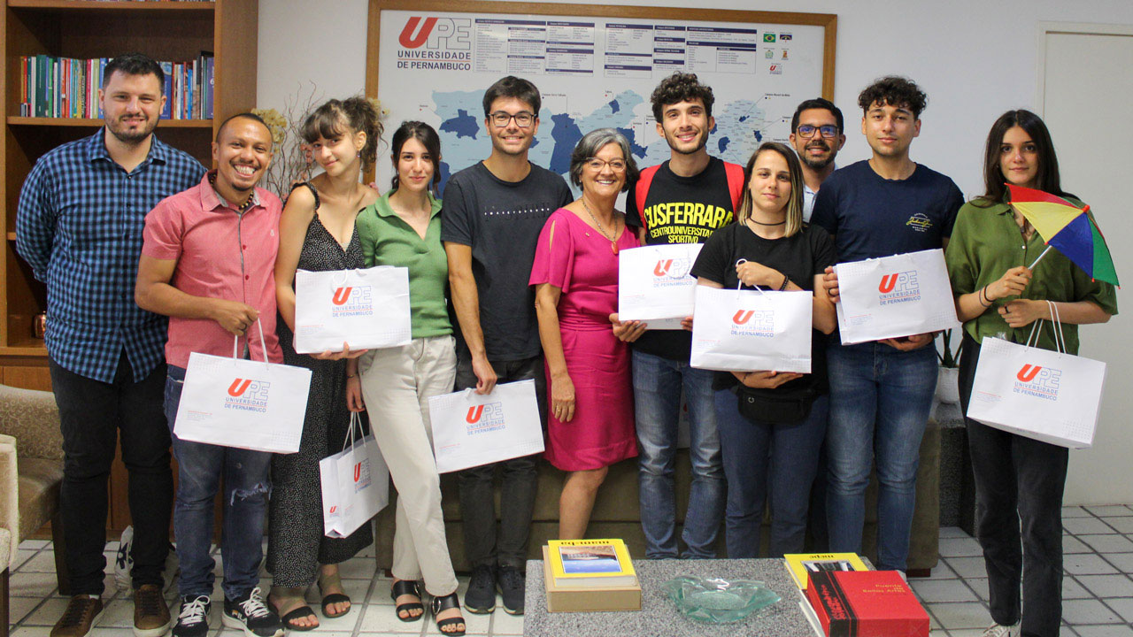 Prof. Igor Lapsky, Diretor de Relações Internacionais da UPE, a reitora Profª Socorro Cavalcanti, Pe. Eltom de Souza Melo, Diretor da Pia Sociedade Pe. Nicola Mazza, e o Pe. Joathan Alves, colaborador da Pia Sociedade Pe. Nicola Mazza, e os estudantes italianos durante o encontro na reitoria.