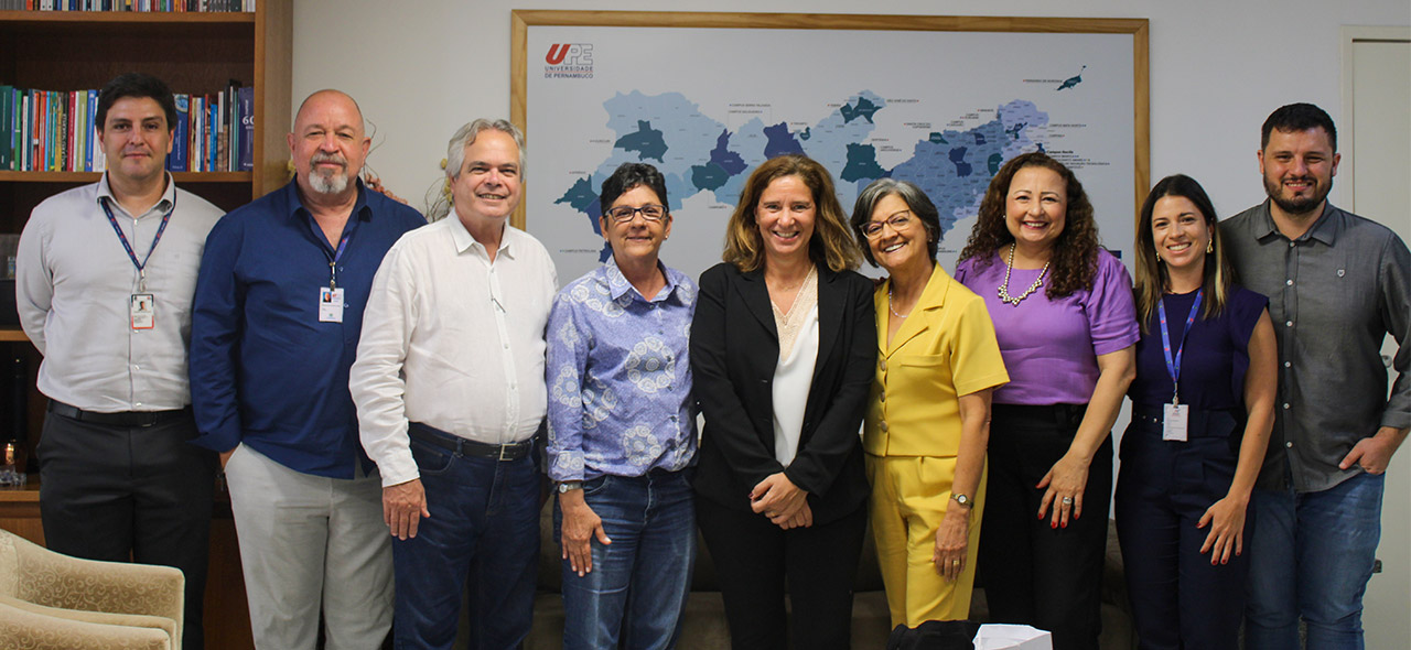 A Reitora da UPE, Profª Maria do Socorro Cavalcanti, a Profª. Joana Carvalho, Vice-reitora da Universidade do Porto (UPorto), o Vice-reitor, Prof. José Roberto Cavalcanti, o Diretor da ESEF, Prof. Manoel Costa, a Vice-diretora da ESEF, Profa. Denise Maria Martins Vancea, o Pró-reitor de Pós-graduação, Pesquisa e Inovação, Prof. Carmelo Bastos, a Pró-reitora de Administração e Finanças, Profa. Vera Samico, o Diretor de Relações Internacionais, Prof. Igor Lapsky DRI/UPE, e a docente da ESEF, Profª. Annelise Lins, durante a reunião.