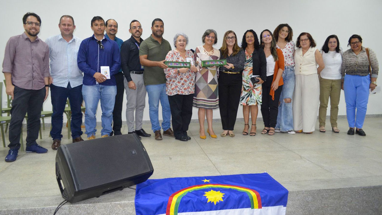 Docentes, gestores e estudantes da UPE Campus Mata Sul durante o evento