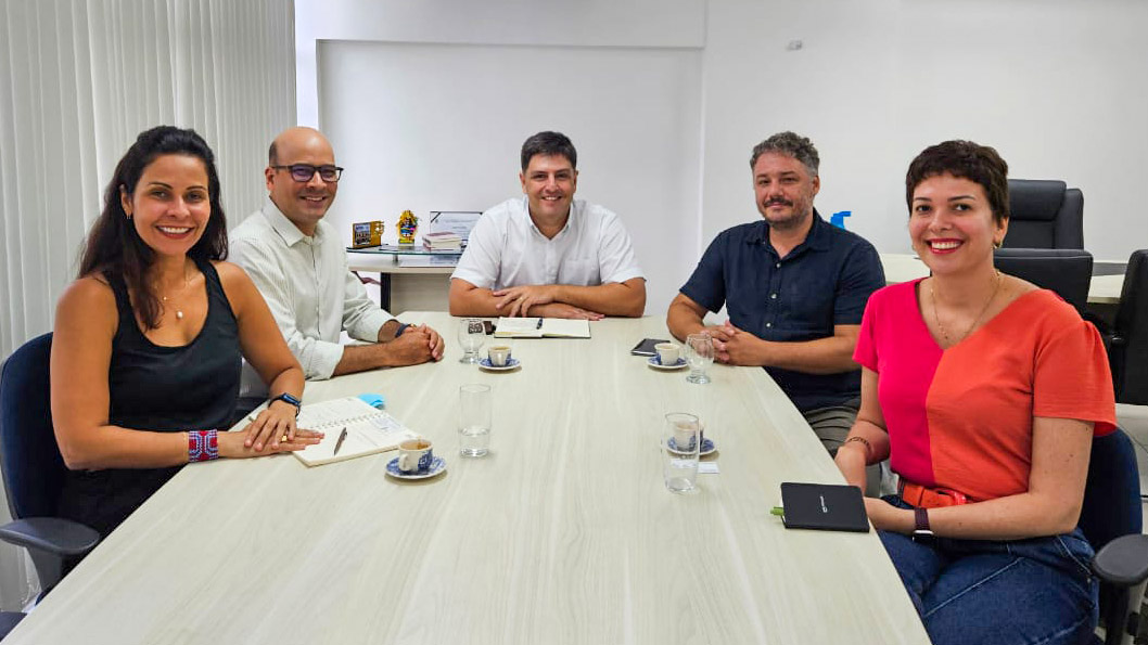 o Pró-reitor de Pós-graduação, Pesquisa e Inovação da UPE, Prof. Carmelo Bastos, o Pró-reitor de Pesquisa e Inovação da UFPE, Prof. Pedro Carelli, a Gerente de Parcerias da Agência de Pesquisa e Inovação da UPE, Profª Daniela Guedes, o Coordenador Geral de Pesquisa da UPE, Prof. Alexandre Maciel, e a Coordenadora do PoloTec, Profª Simone Almeida.