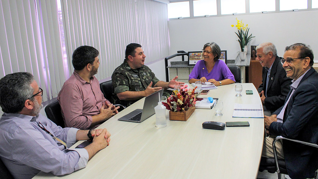 Participaram do encontro a Reitora da UPE, Profª Socorro Cavalcanti, o Vice-reitor da UPE, Prof. José Roberto, o Pró-reitor de Pós-graduação, Pesquisa e Inovação (PROPEGI), Prof. Carmelo Bastos, o Gestor do Complexo Hospitalar da UPE, Prof. Gustavo Trindade, o General Jaborandi, o Coronel Moura e o Coronel Almir, do Comando Militar do Nordeste