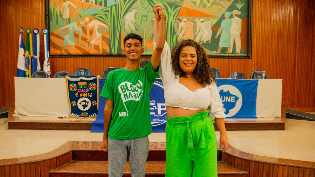 João Mamede, novo presidente da União dos Estudantes de Pernambuco (UEP), e Manuella Mirella, presidente da União Nacional dos Estudantes (UEP). Foto: Pedro Caldas