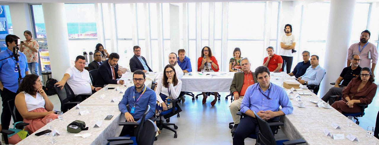 A ministra da Ciência, Tecnologia e Inovação, Luciana Santos, o presidente do Porto Digital, Pierre Lucena, o vice-reitor da UPE, Prof. José Roberto Cavalcanti, o Pró-reitor de Pós-graduação, Pesquisa e Inovação, Prof. Carmelo Bastos, e gestores de instituições públicas, privadas e parlamentares durante o encontro.