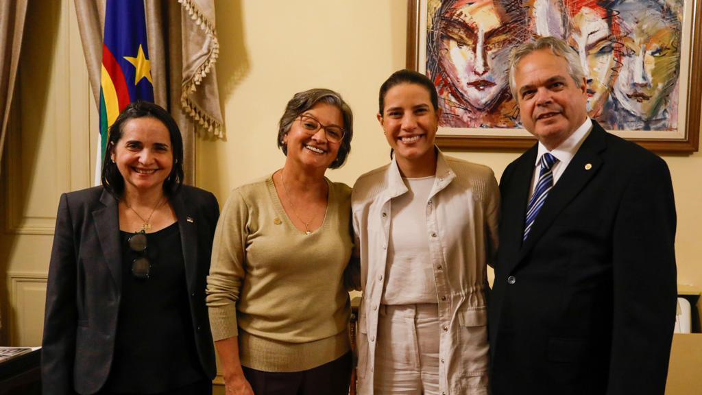 A secretária estadual de Ciência, Tecnologia e Inovação, Mauricélia Vidal, a reitora da UPE, Maria do Socorro Cavalcanti, a governadora de Pernambuco, Raquel Lyra, e o vice-reitor da UPE, José Roberto Cavalcanti, durante o anúncio da nomeação no Palácio do Campo das Princesas.