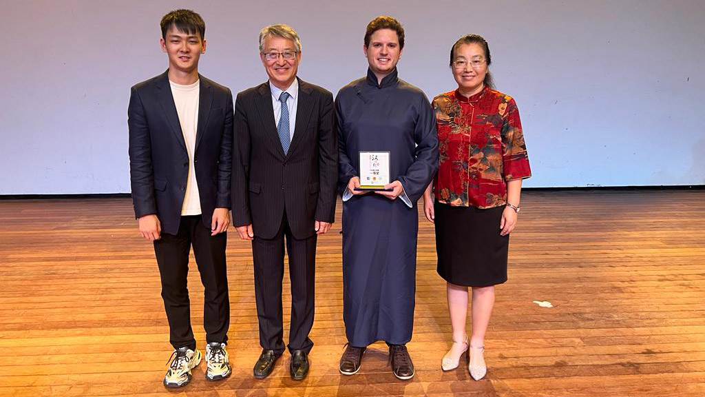 Gabriel Bechara durante a etapa nacional da competição 22º Chinese Bridge, ao lado de representantes da Embaixada da República Popular da China no Brasil, e do Centro de Educação e Cooperação em Línguas da China.